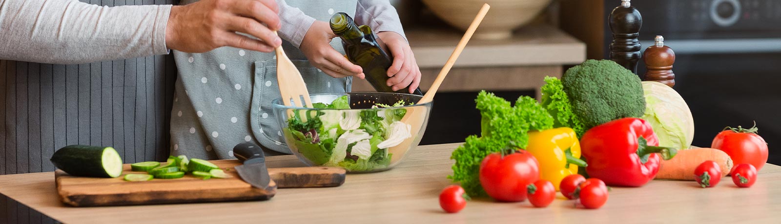 preparazione insalata verdura in cucina